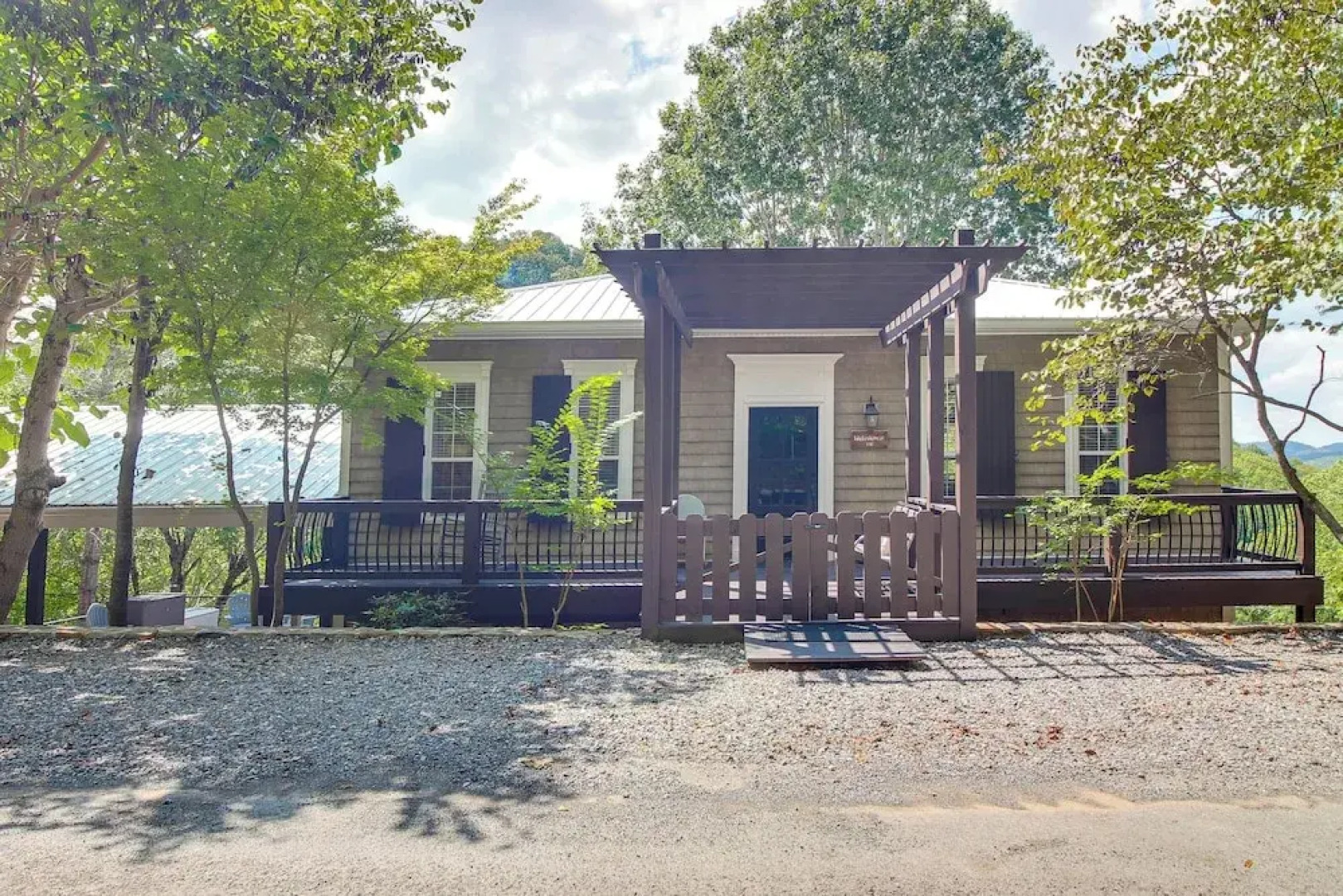 Walk to Marina: Center Hill Lake Family Home