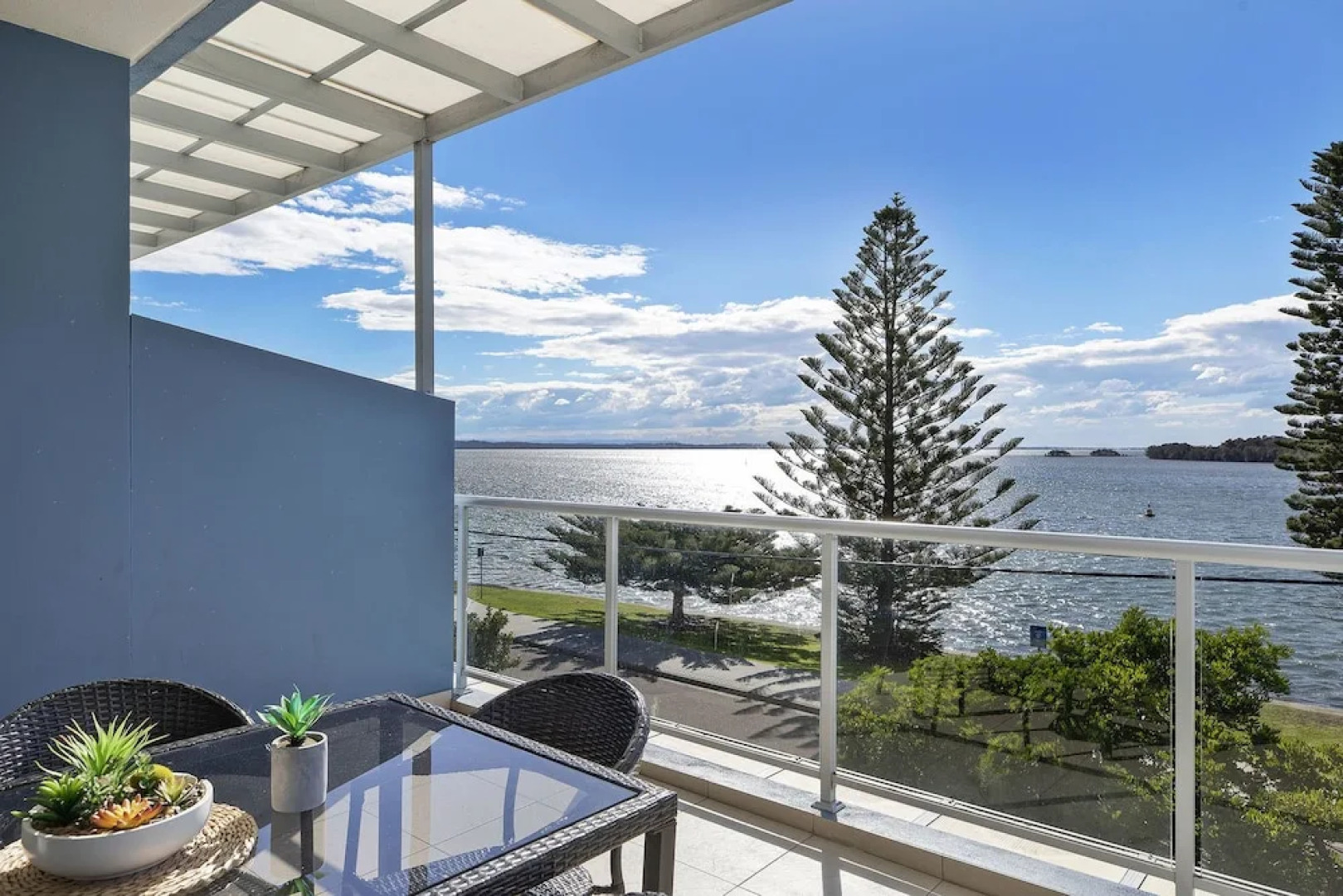 Lakeside Waterfront Apartment 18