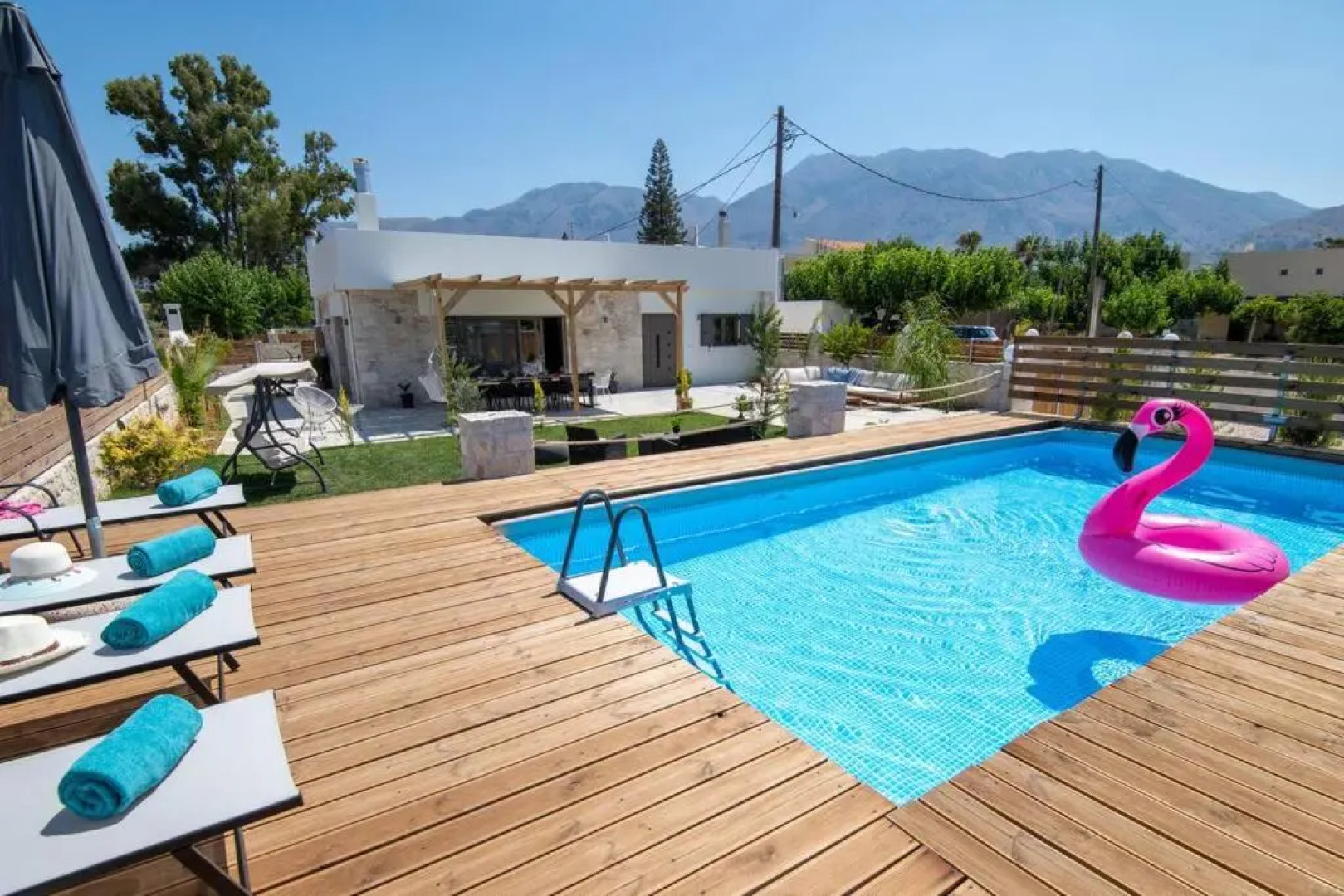 Villa 400 m from the beach 12 to 16 pers 2 pools