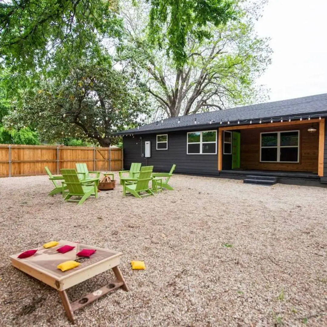 The Mod Poppy Large Home 10 Minutes From it all