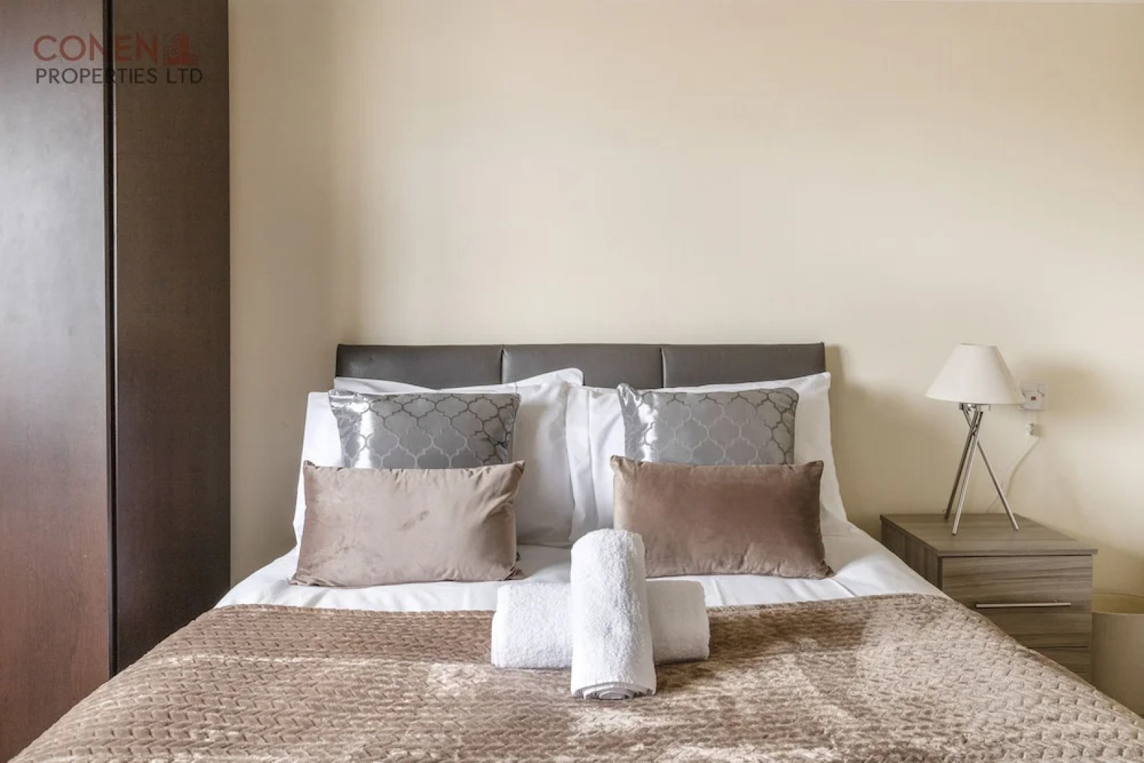 2 Bed Apartment Sleeps 5 - Free Parking, Balcony