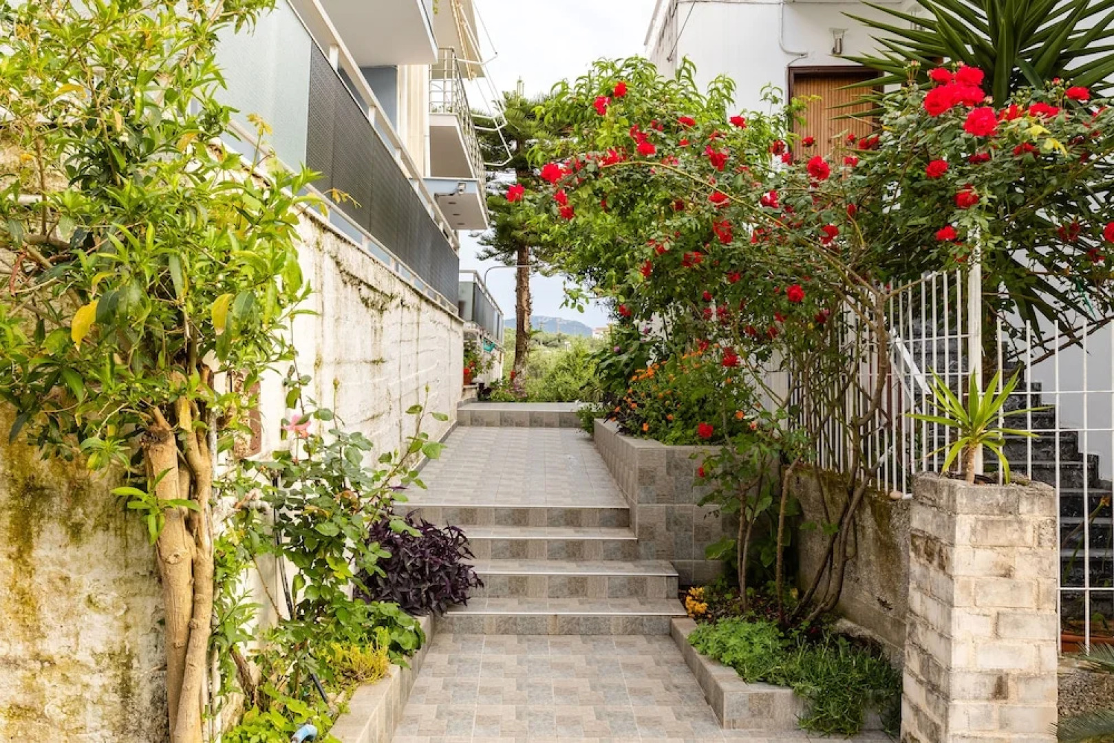 Seaside Family Haven - Avia's Spacious Getaway