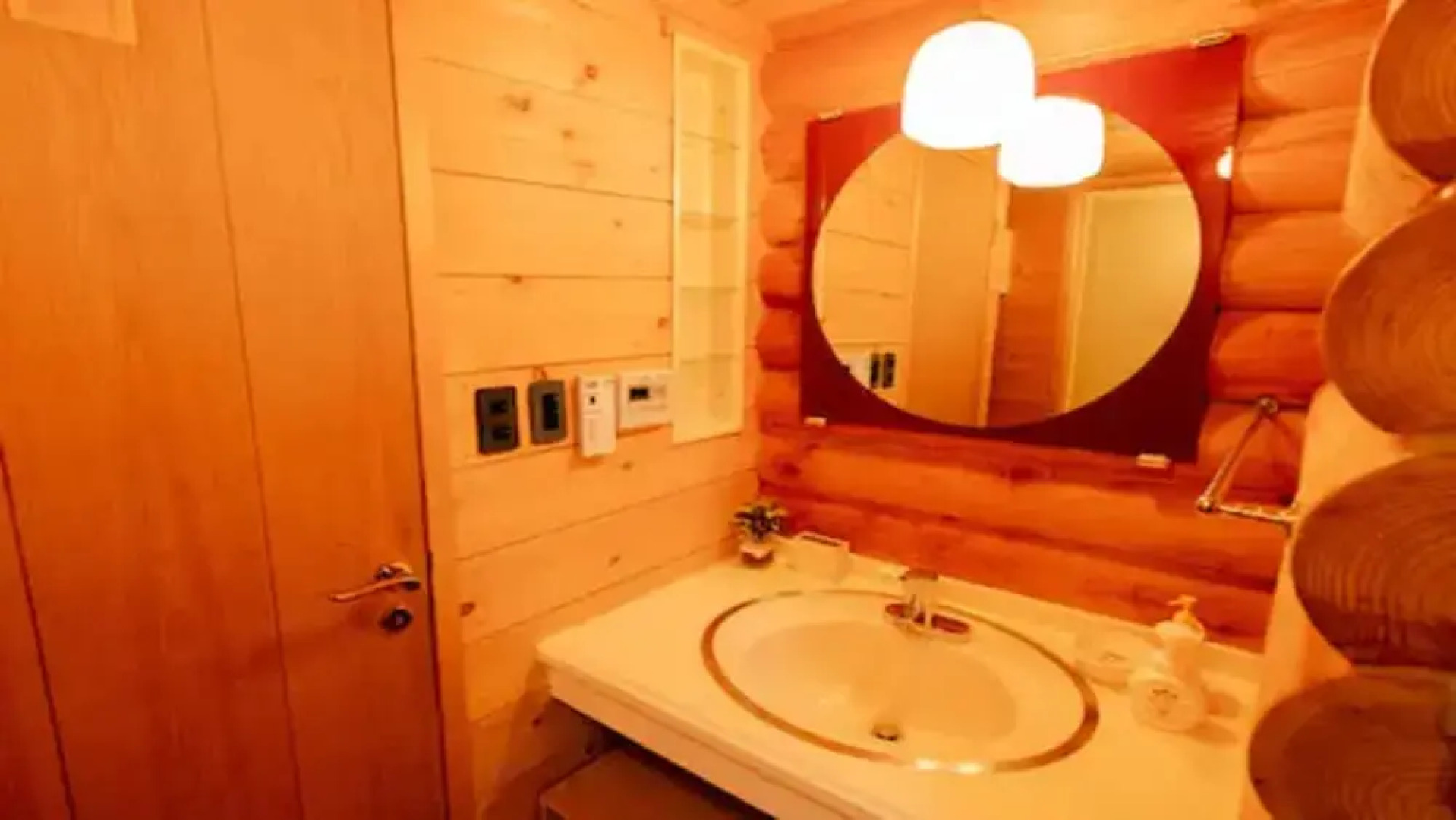 Lake Toya Hillside House