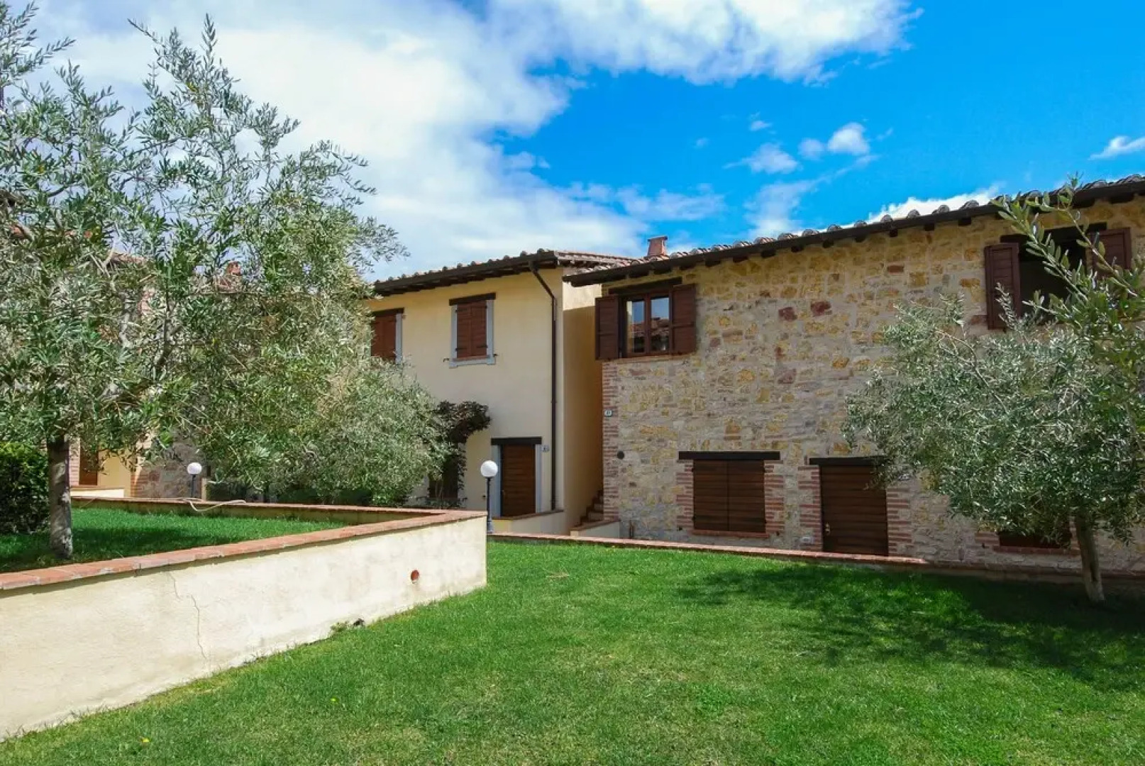 Charming country house between the hills, swimming pool with jacuzzi