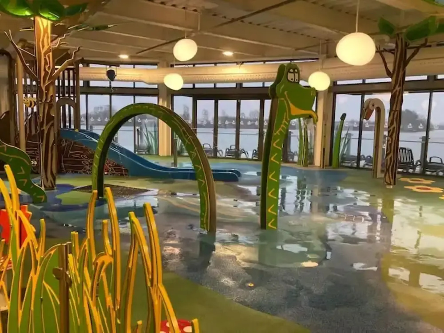 Caravan-sleep8-hottub-freep-balcony-familyfriendly