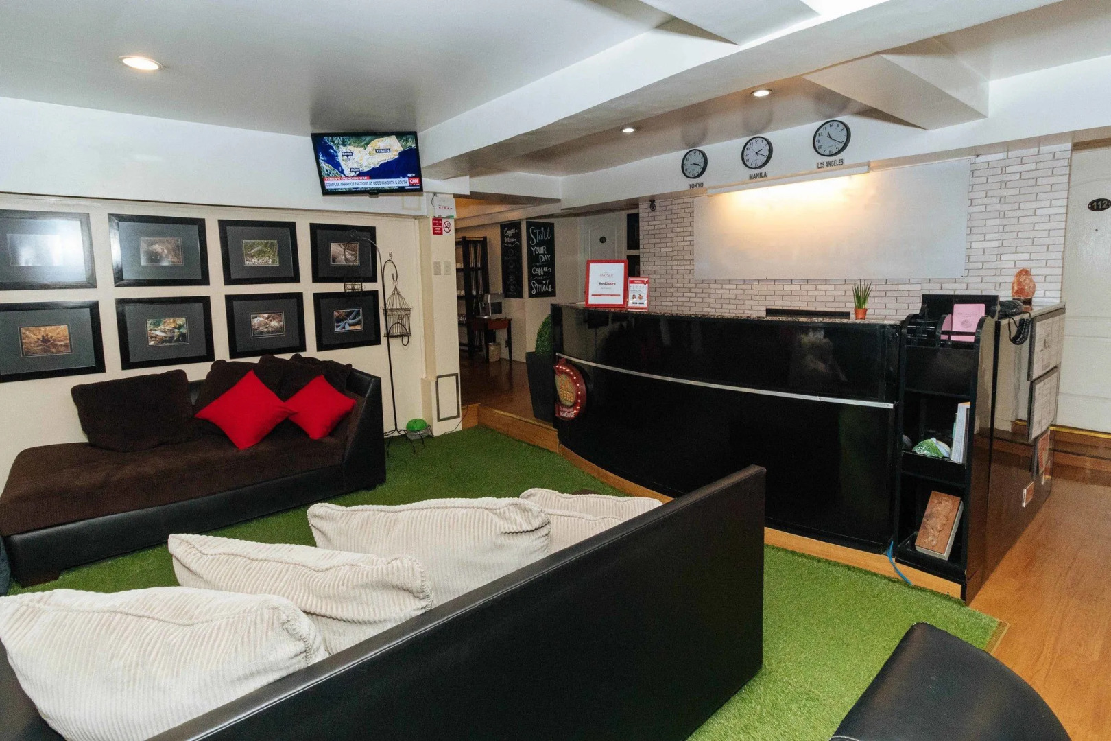 RedDoorz @ Amorsolo Makati