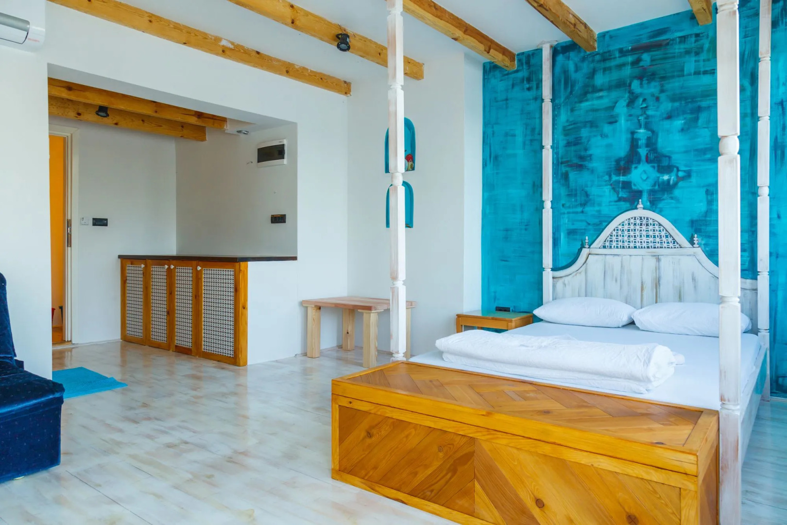 ArkaBarka Floating Hostel and Apartments