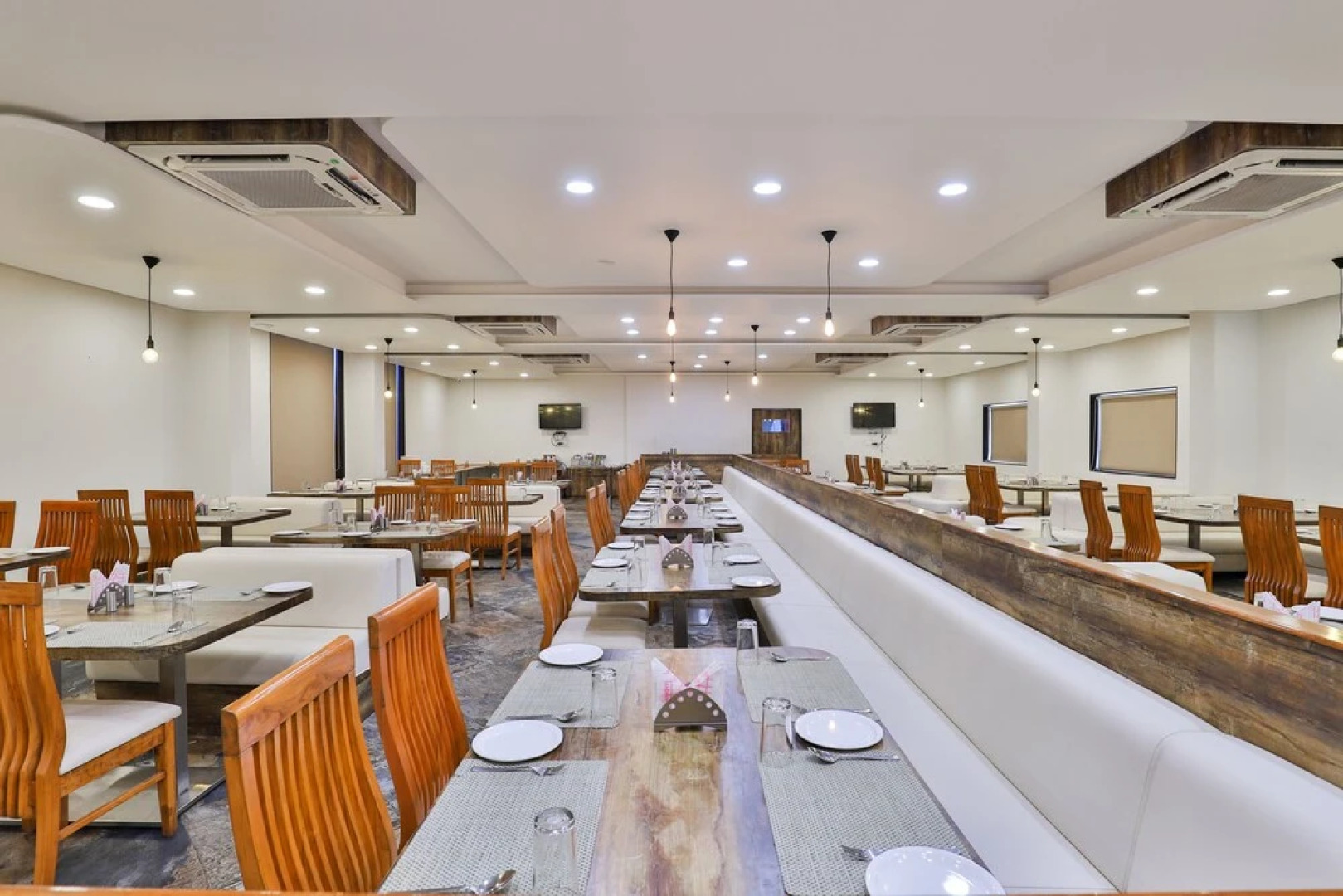 OYO 18933 The Grand President