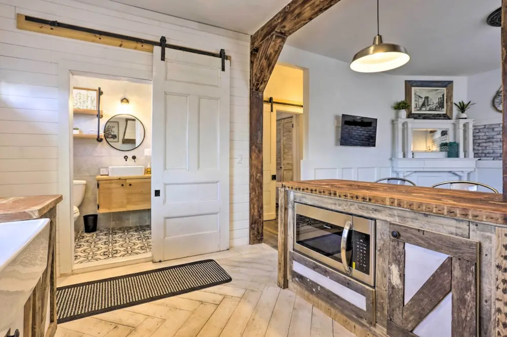 Chic Newark Escape w/ Balcony < 14 Mi to Nyc!