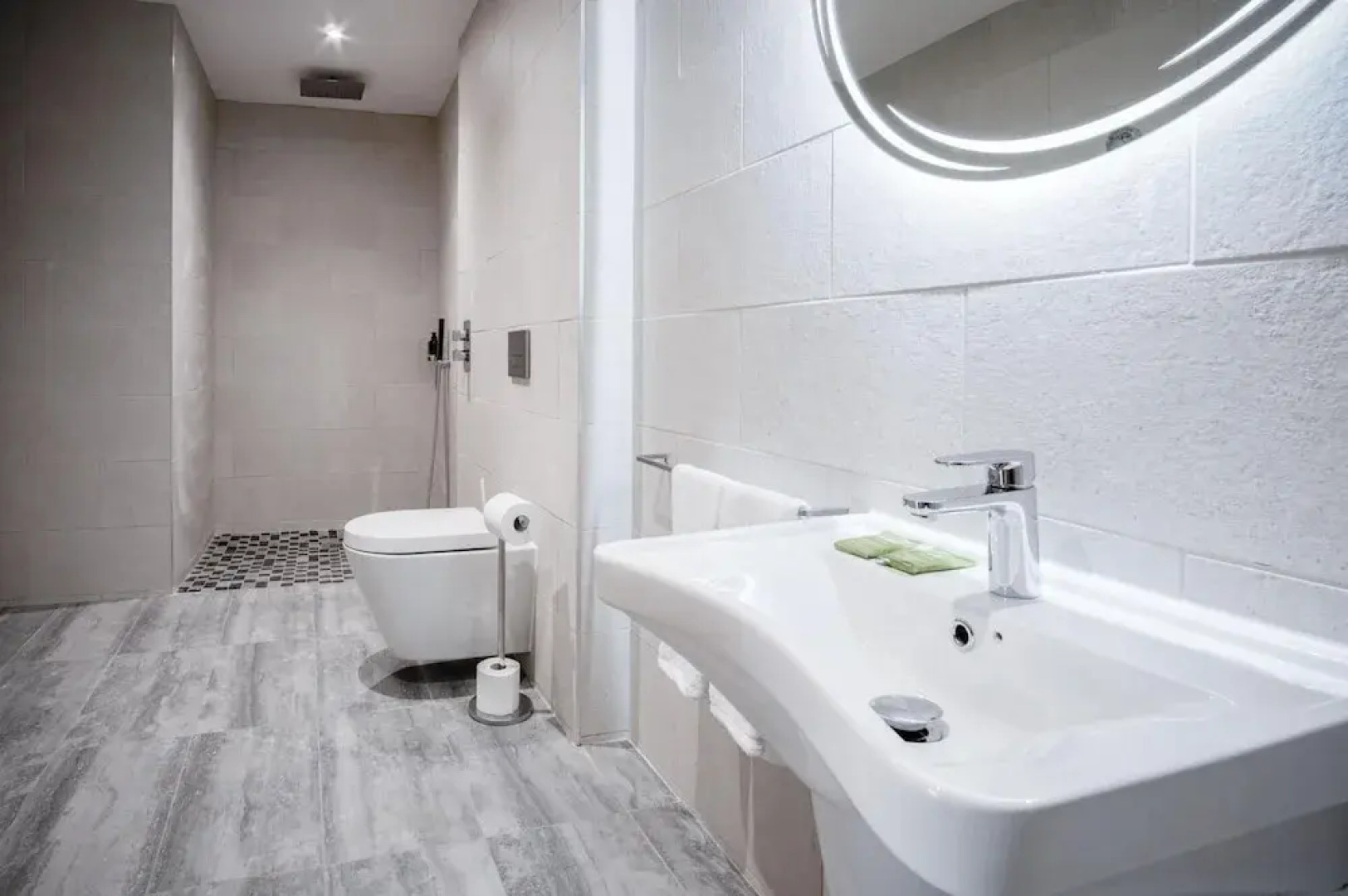 Suite 8 - Sleeping Giant Hotel - PEN Y CAE Inn