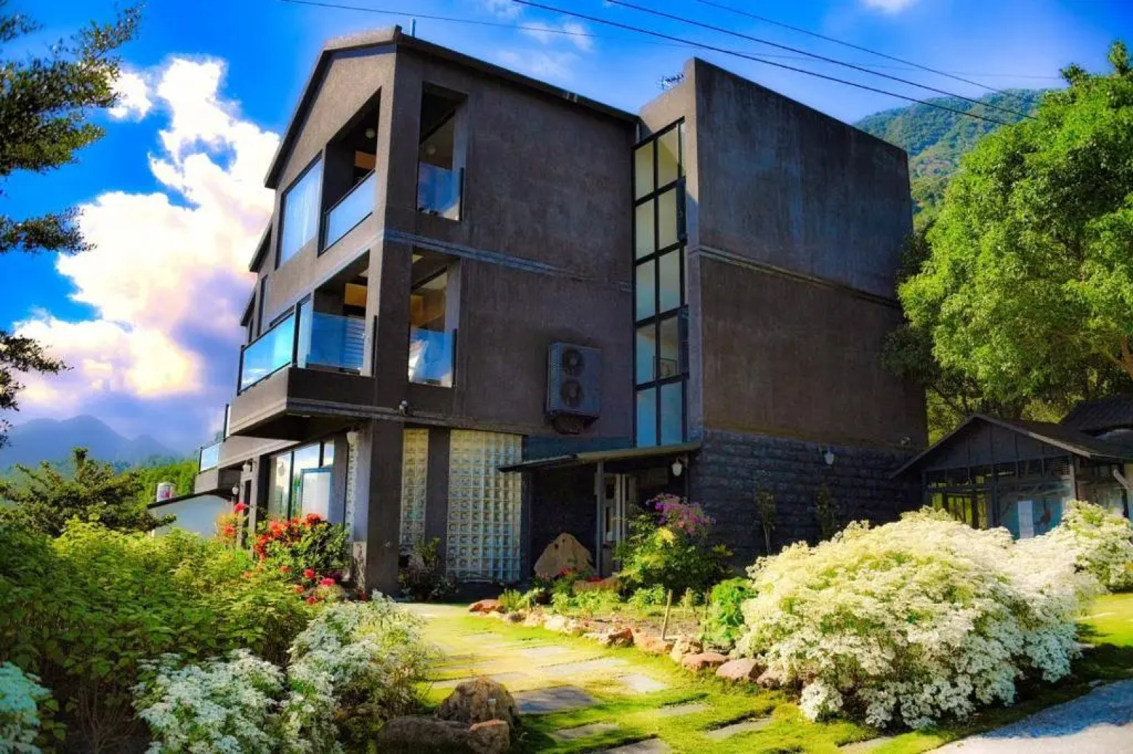 Sunlight Gallery landscape B&B