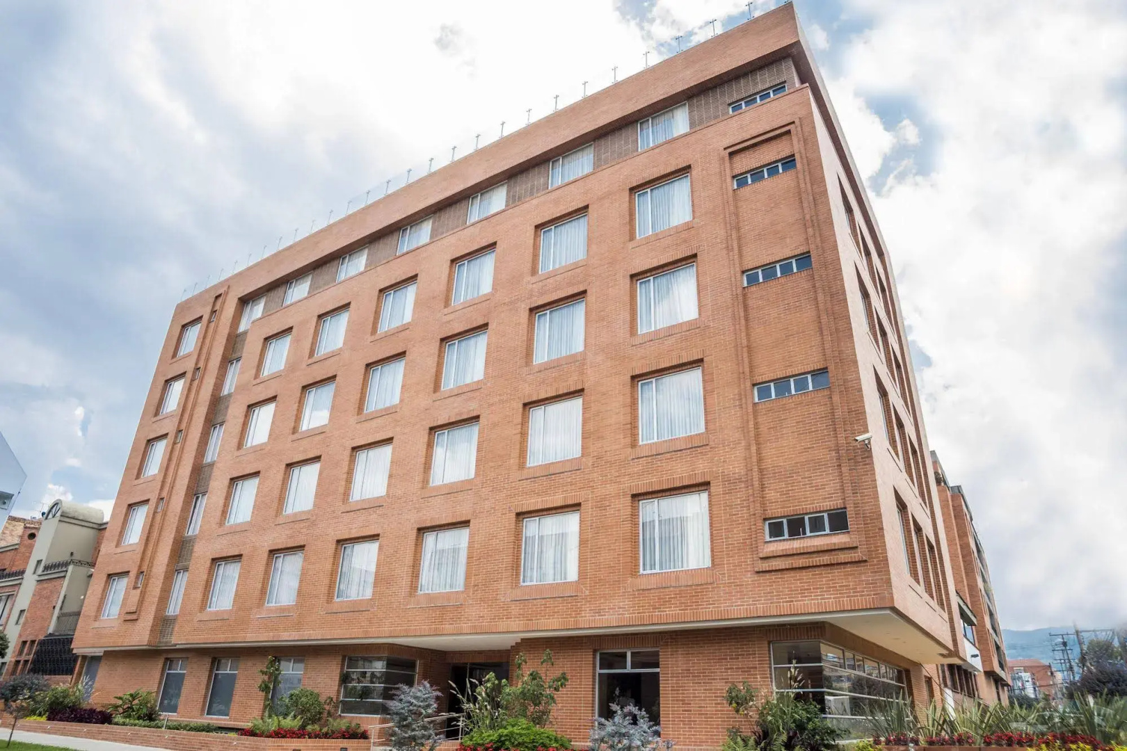 Hotel Plaza Suites