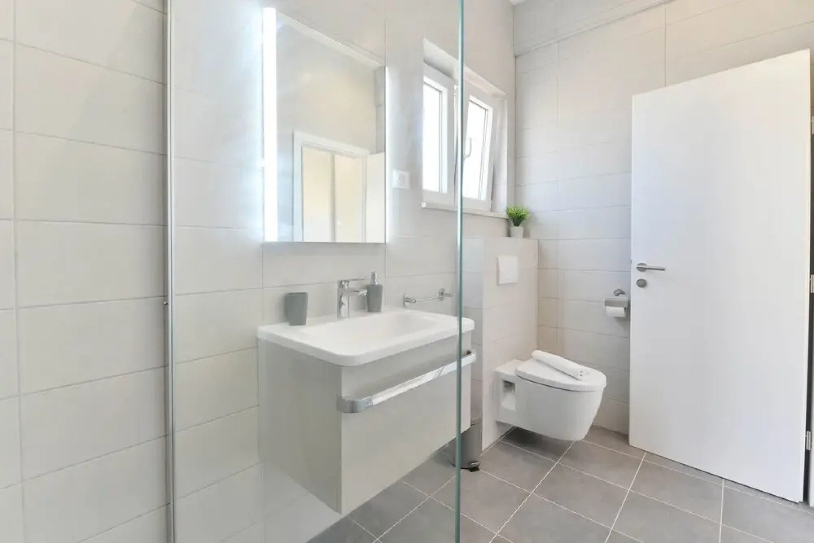 Modern & spacious villa with pool AE1445