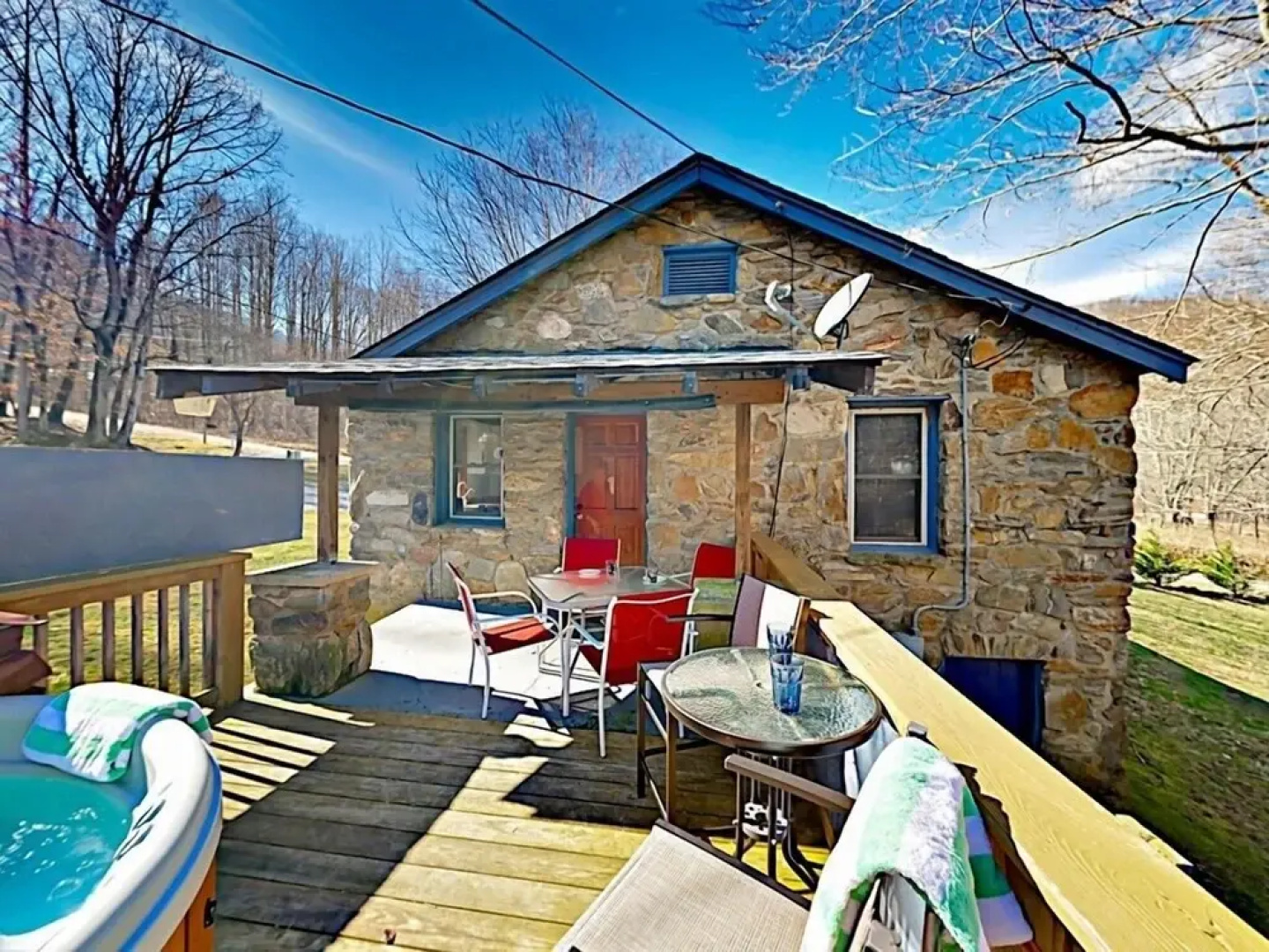 2BR w/ Hot Tub, Deck & Fire Pit