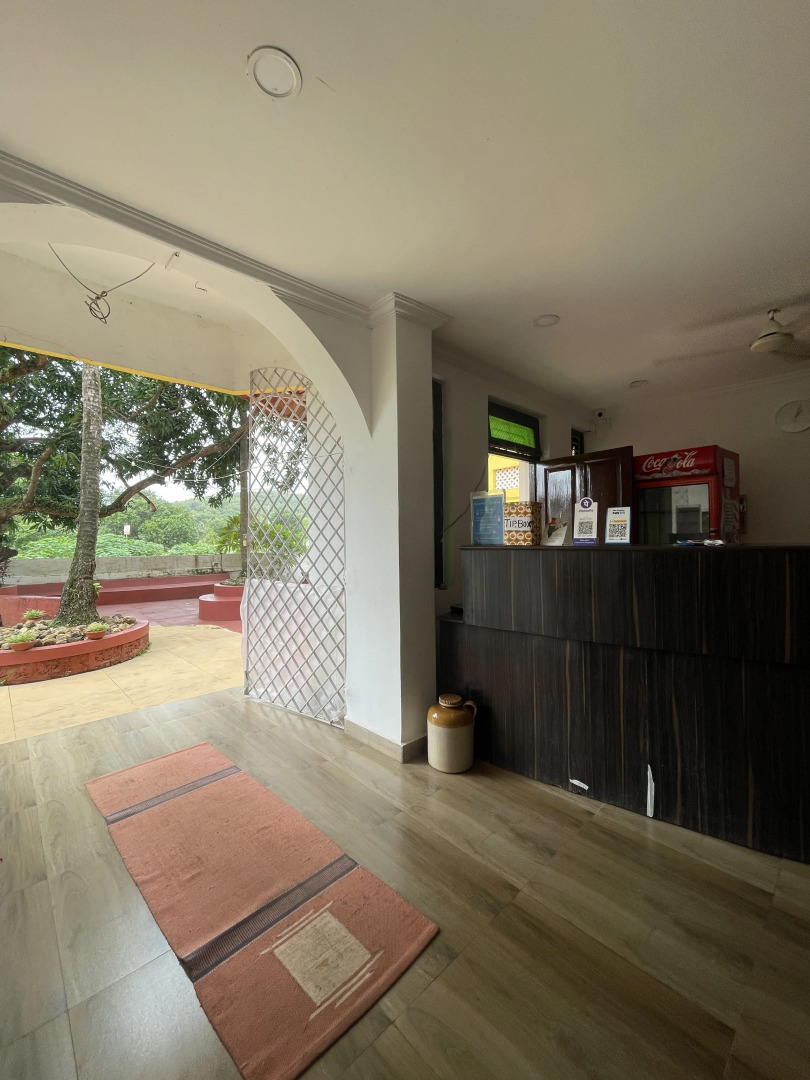 Salotel- near Mae De Deus Church