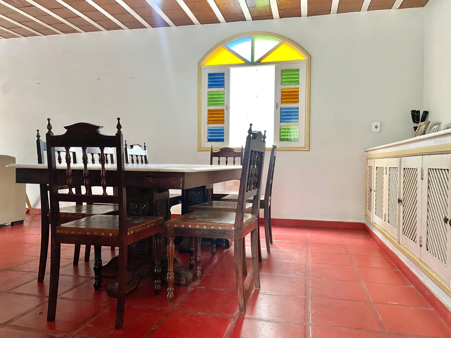 Casa 5 quartos, ampla, a 100 metros da praia. Amigos e família são bem vindos a essa casa. Venha viver momentos inesquecíveis aqui.