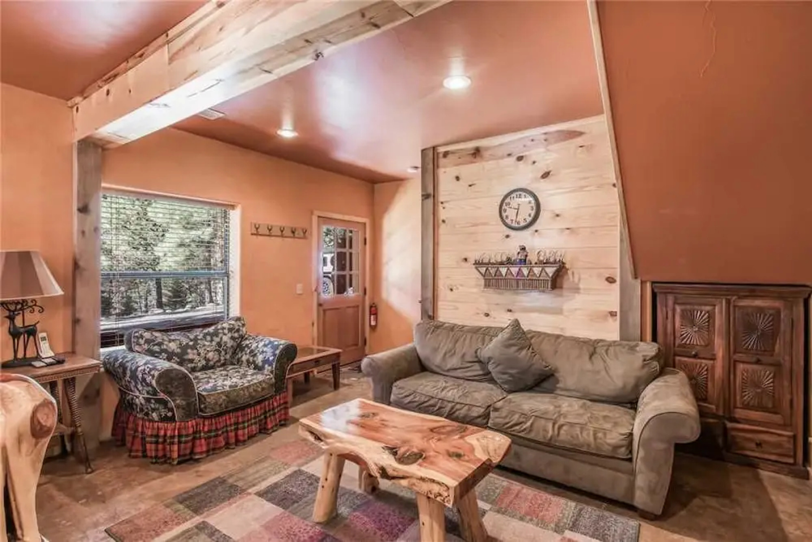 Bear Foot Lodge - Two Bedroom Cabin with Hot Tub