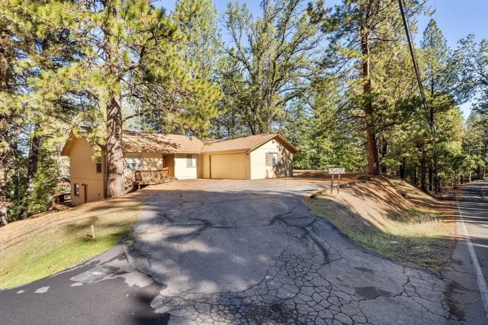 Wolf Den - Check out the Beach, Country Club, Golf Course Enjoy the Wifi, Central Heat and Air Conditioning. Near Yosemite by Redawning