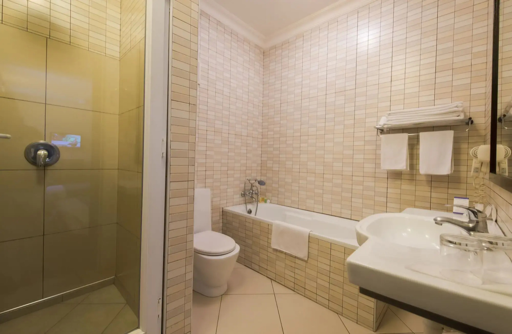 Отель Protea by Marriott Dar es Salaam Courtyard