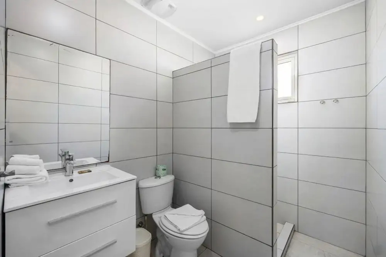 Lovely 3br2ba w Wifi Parking in Central Location