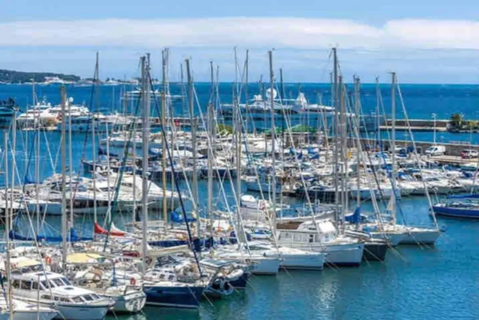 GOLFE JUAN Studio dans résidence avec piscine