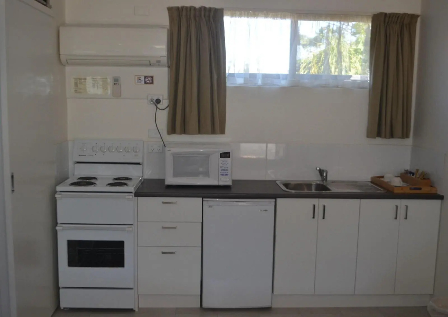 Ten Dollar Town Motel