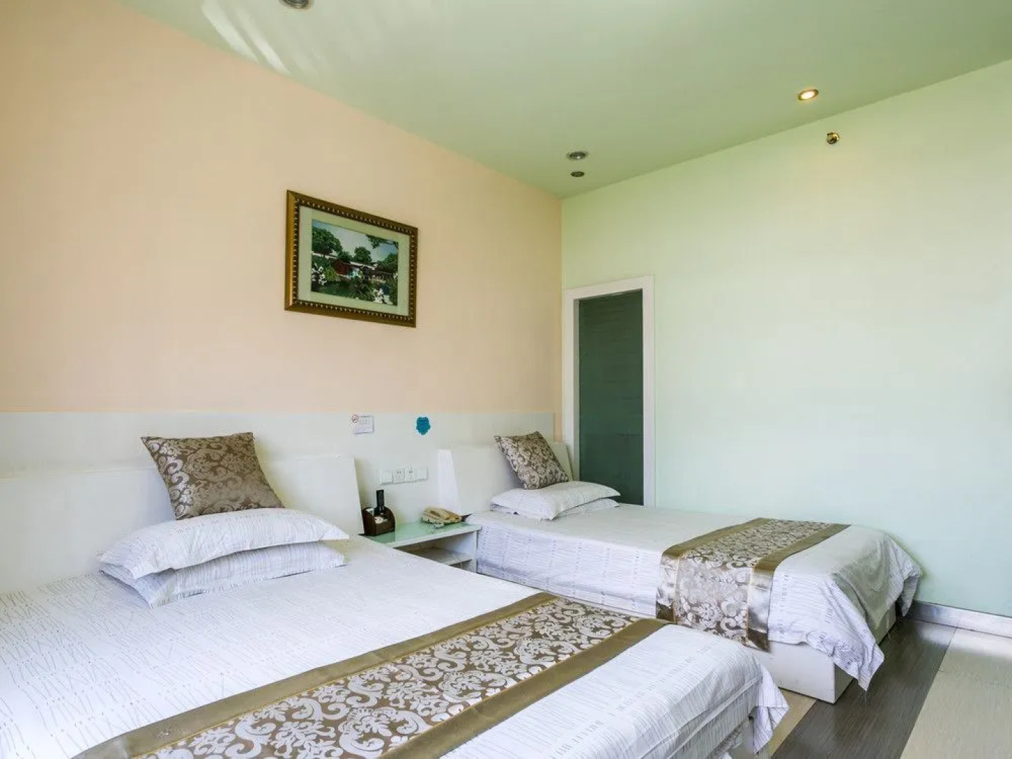 Shanghai Blue House Business Hotel