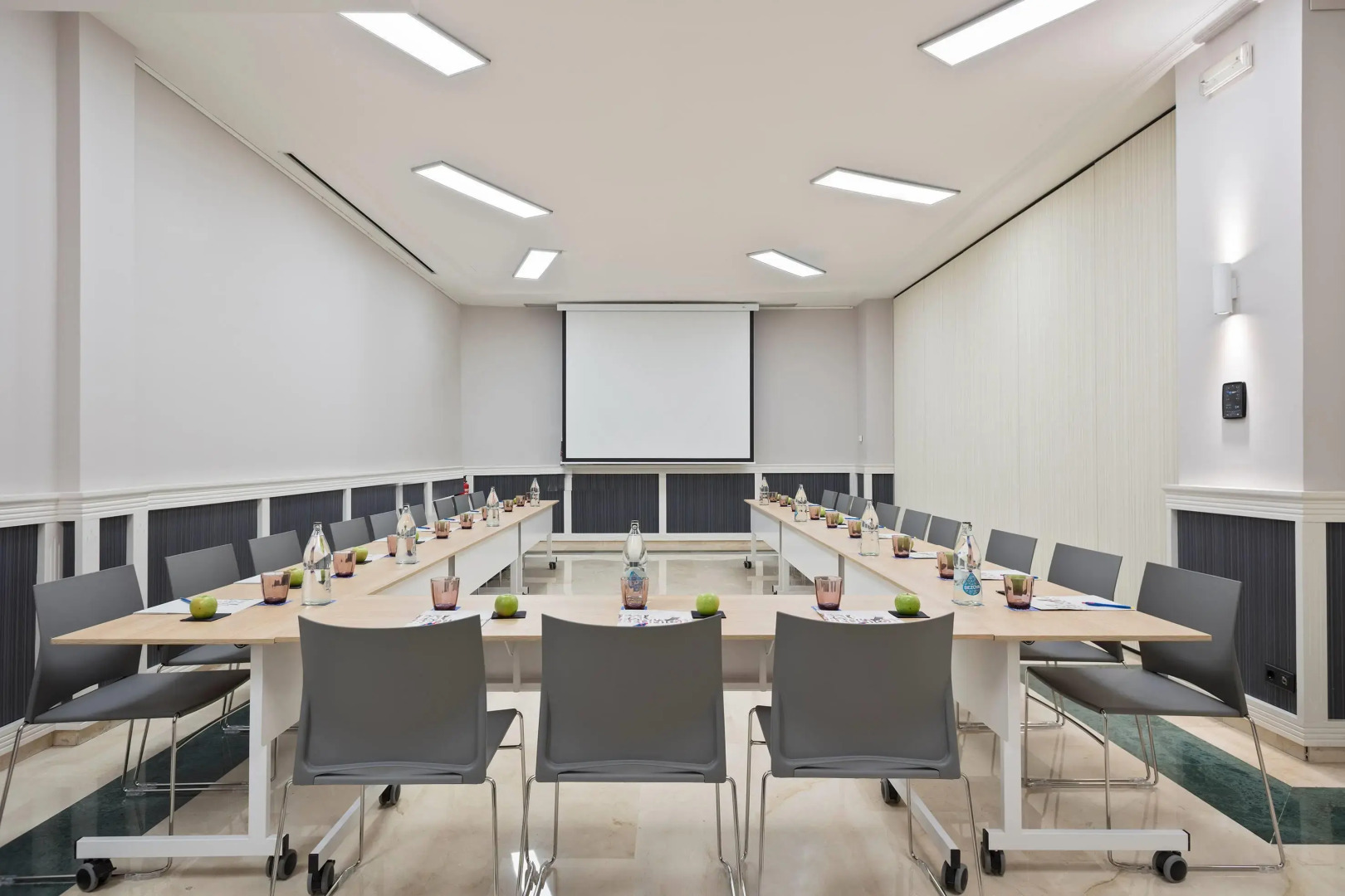 Отель INNSiDE by Melia Barcelona Apolo