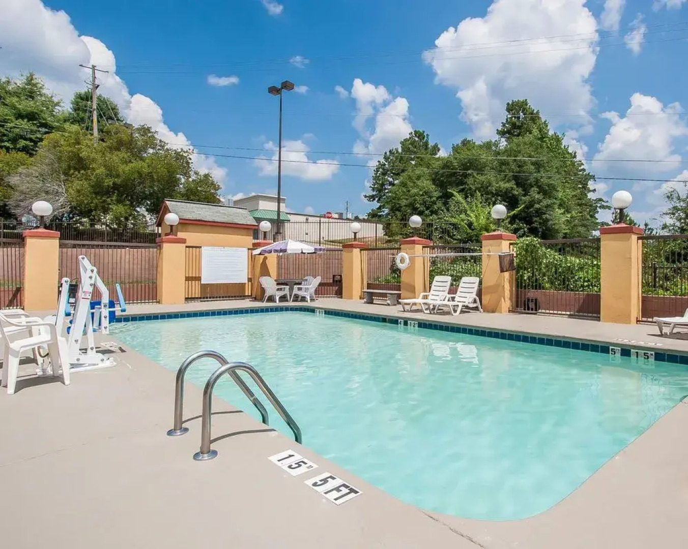 Econo Lodge Inn & Suites