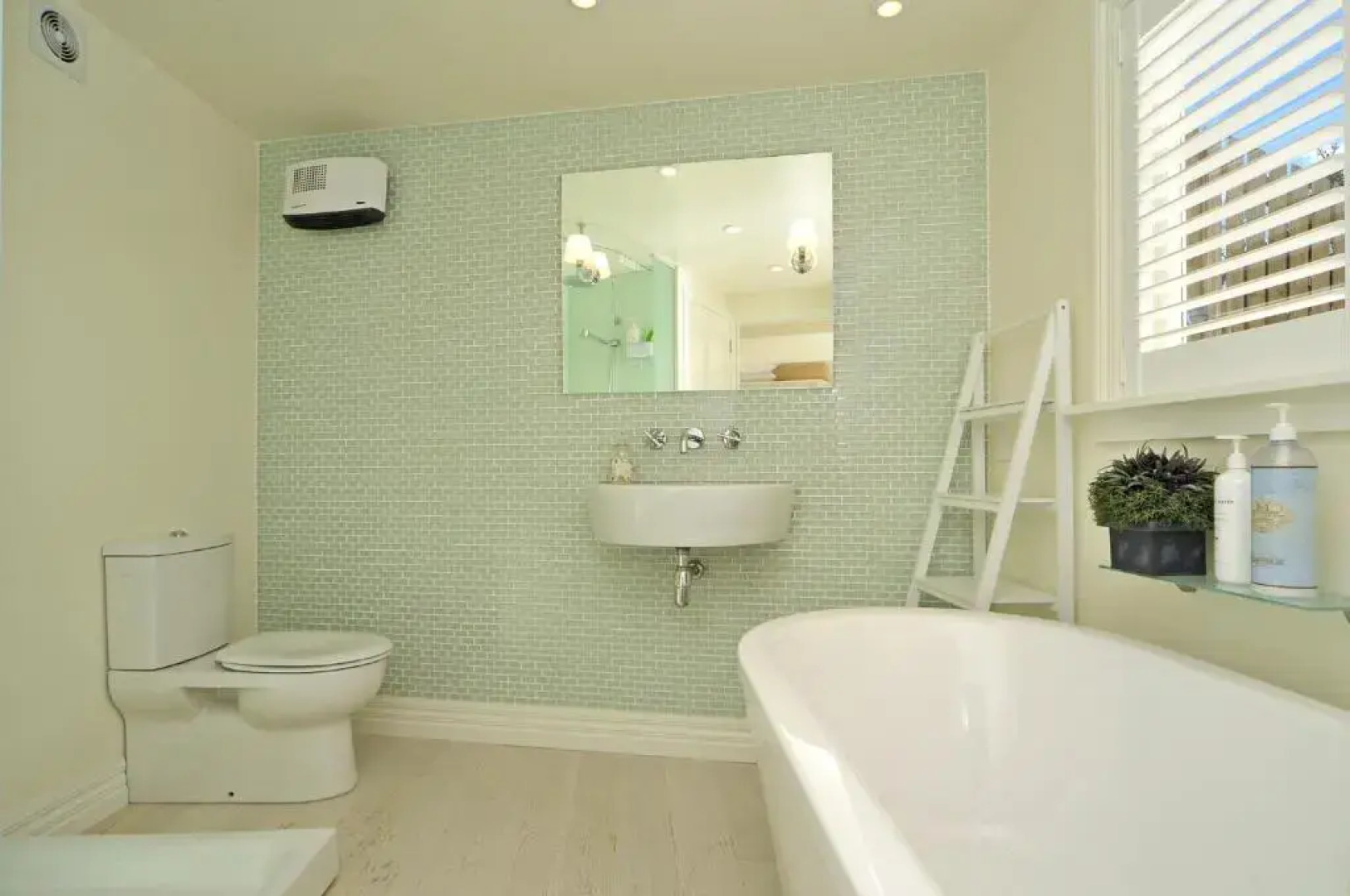 Private Luxurious Studio w Outdoor Living & Views!