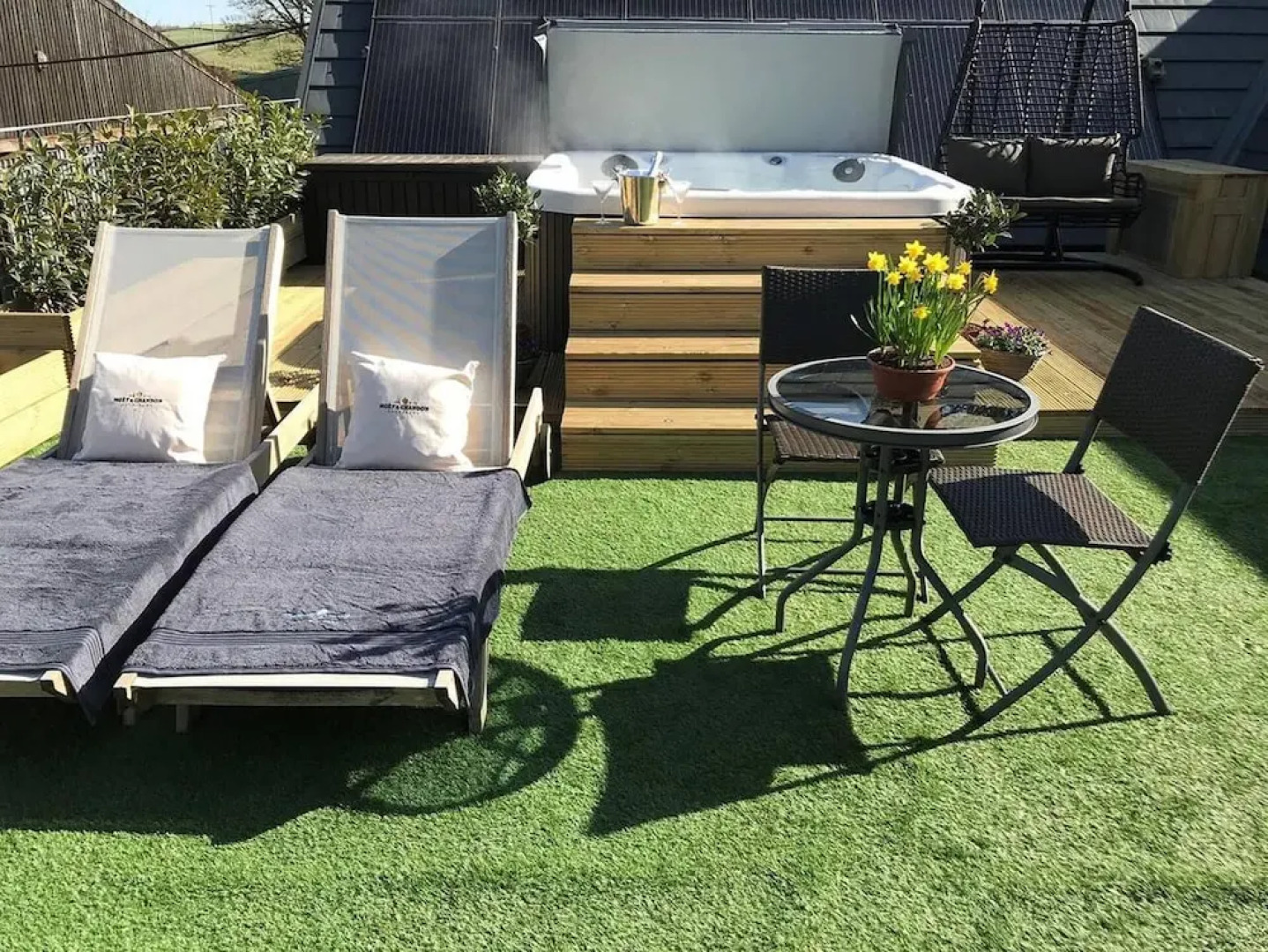 Stunning Luxury Duplex With Hot Tub and Aircon