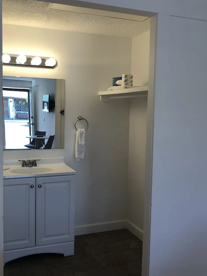 Spinnaker Inn of Naples