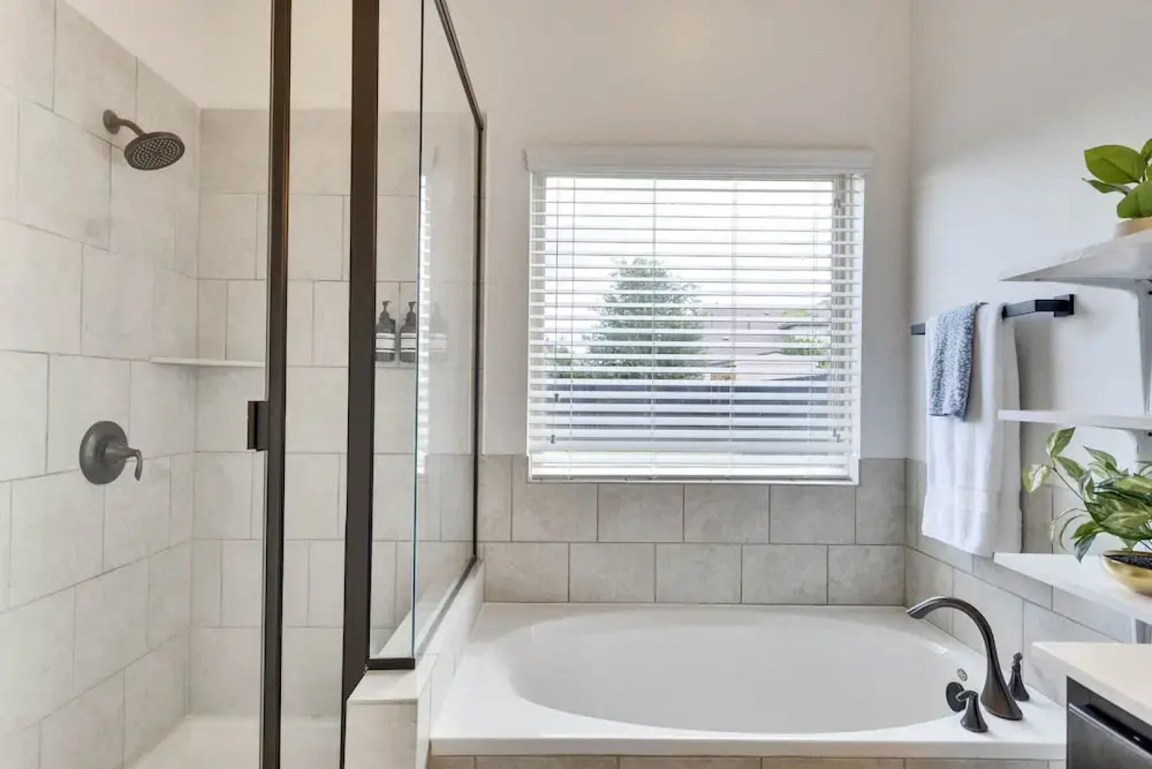 Luxury 4BR 2 5BA Home EV Charger Pool Access