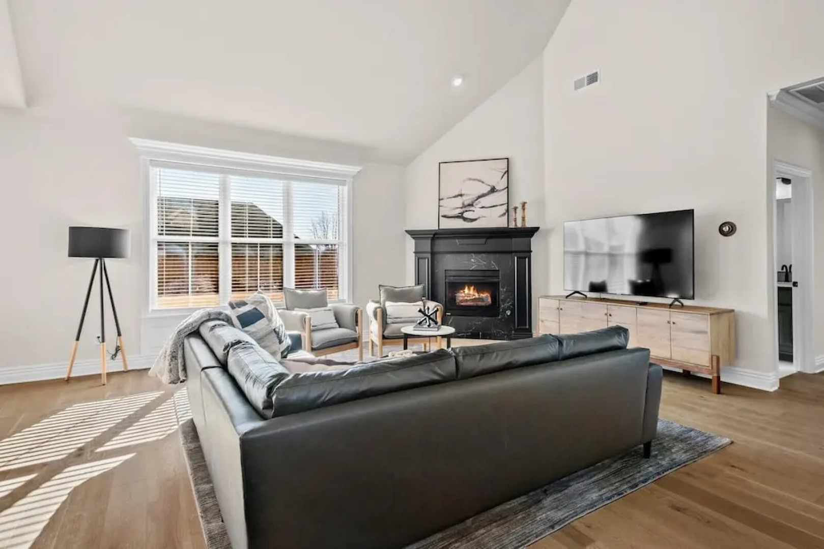 Apollo House - Amazing Location in Rogers, AR - Sleeps 11!