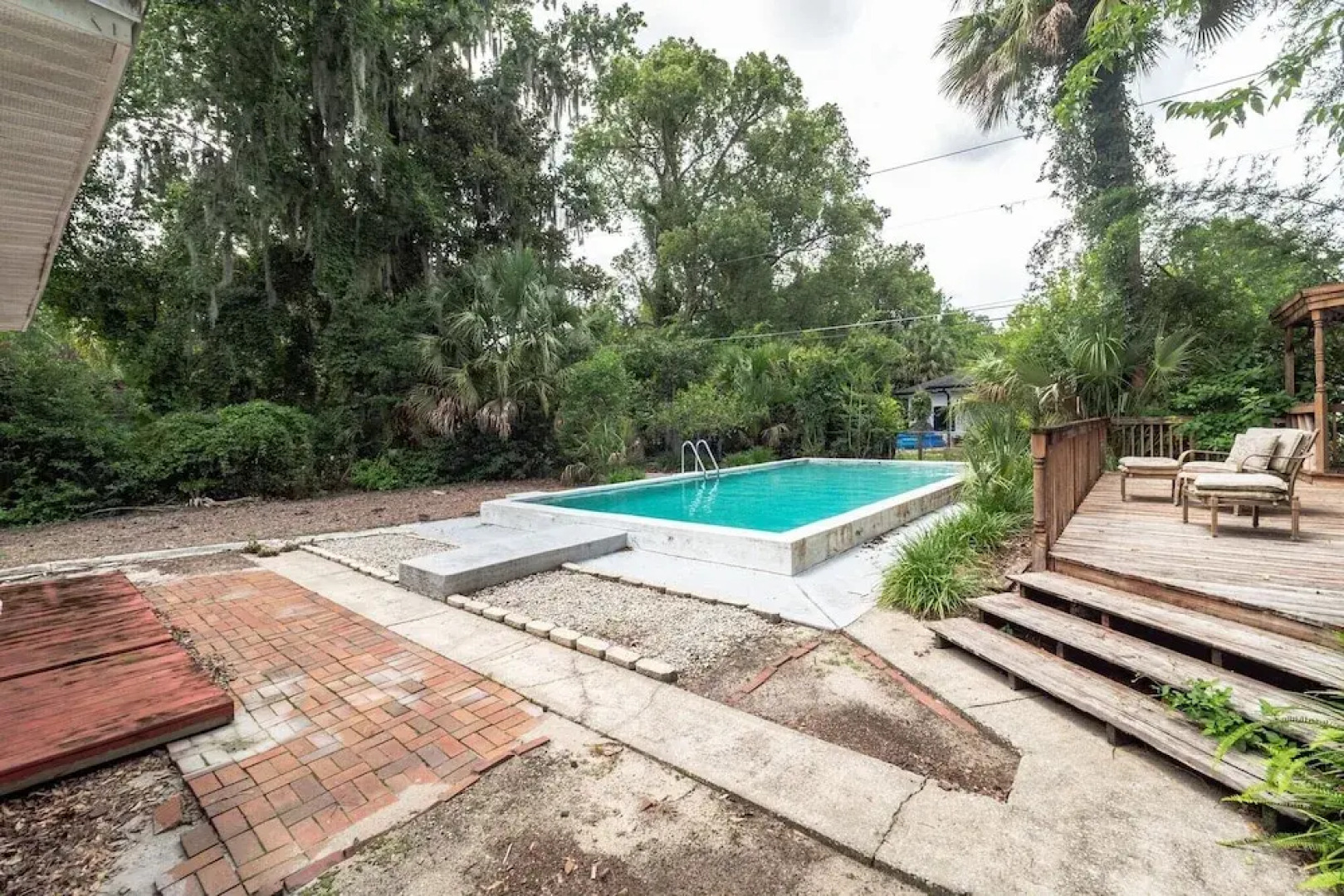 Gainesville 1 Bedroom Apts with Pool, Walk to UF Campus by RedAwning