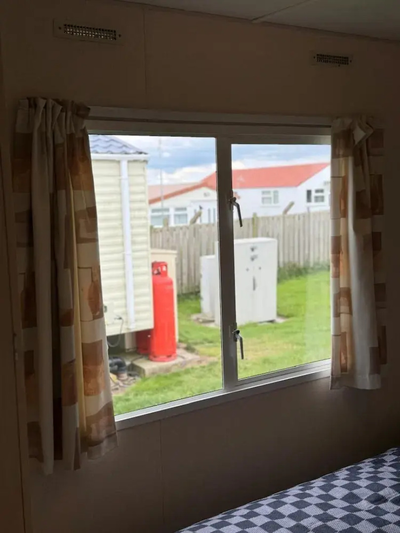 3-bed Carvan, Sleeps 6, Pets & Parking