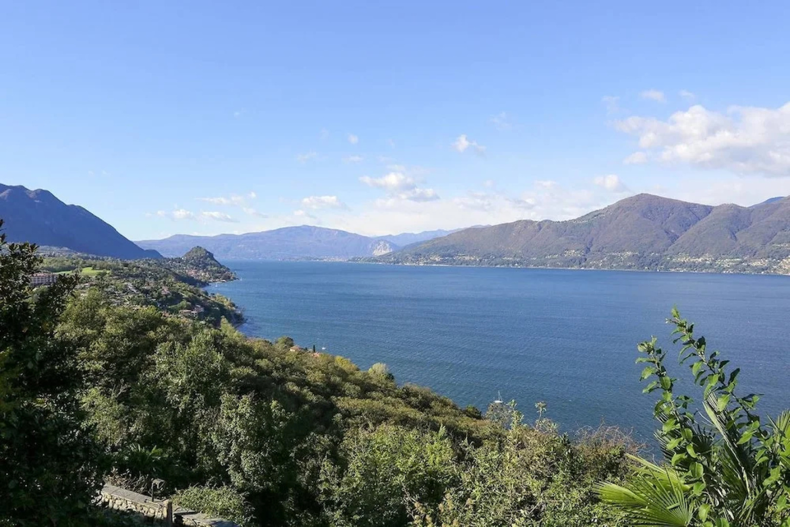 Contemporary 3 Bed Apartment With Lake Views, Wifi, Near Village