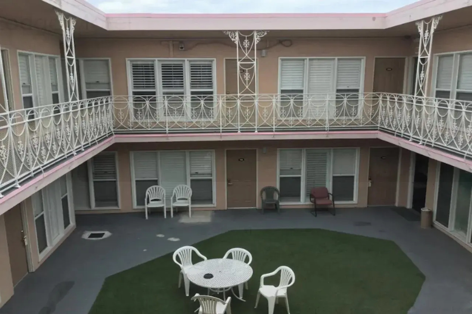 Bevonshire Lodge Motel