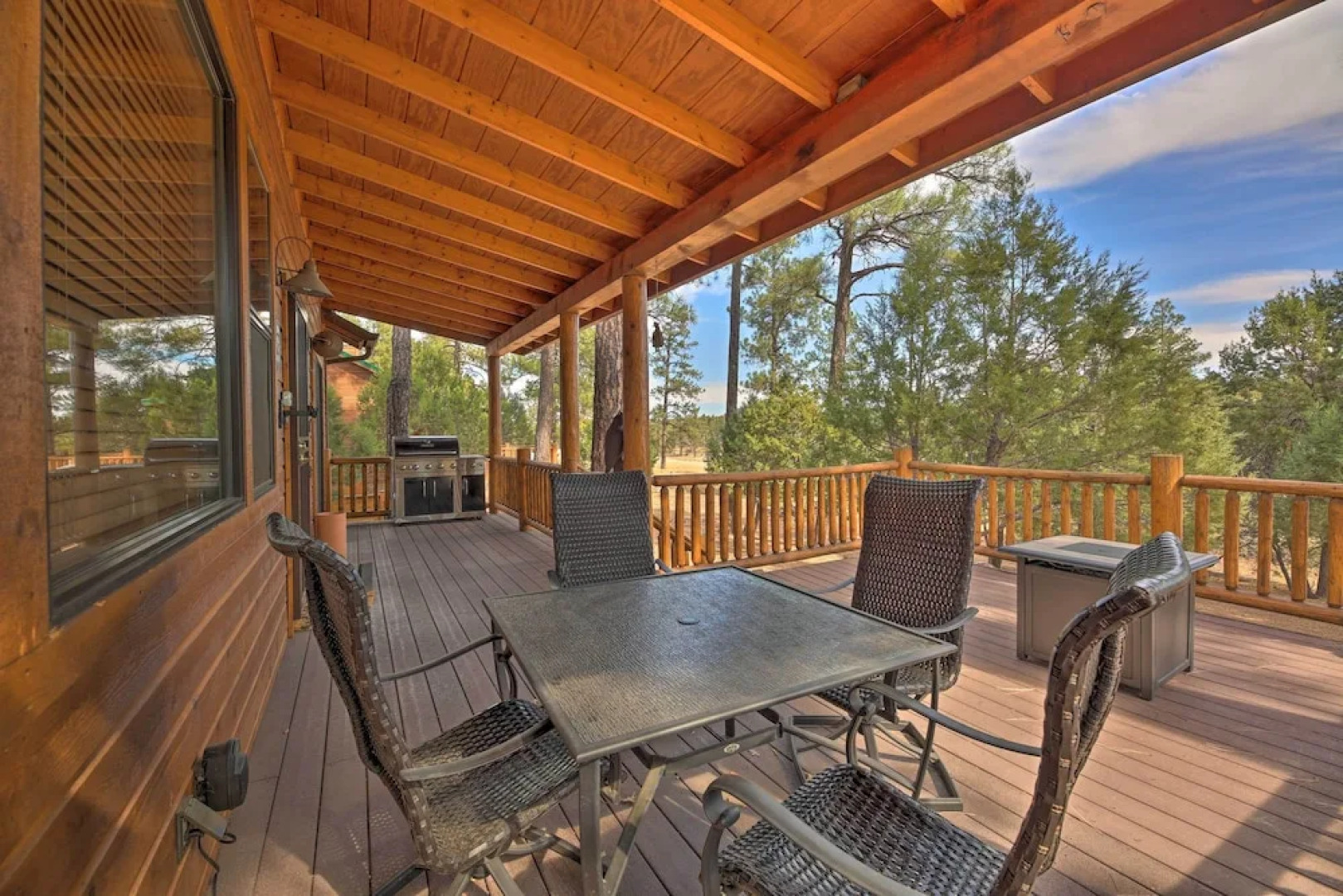 < 4 Mi to Fool Hollow Lake: Cabin w/ Tranquil Deck