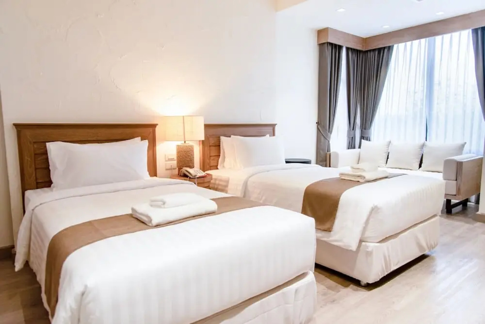 Saksiam Lakeside Resort