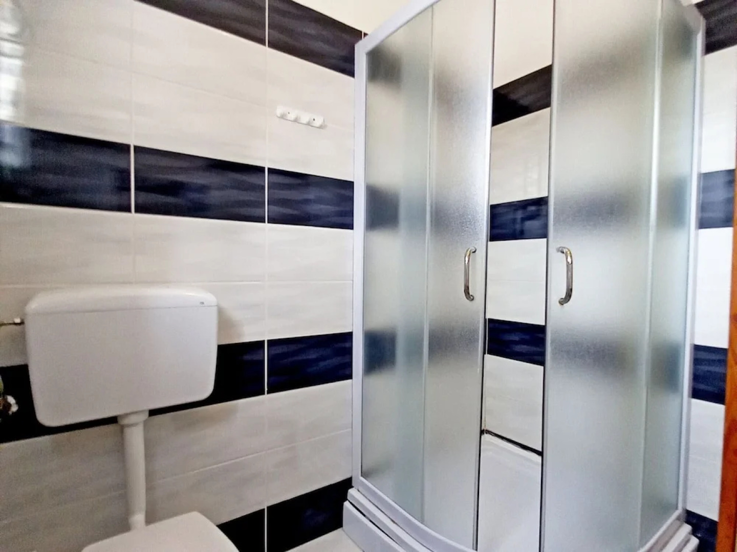 Detached House at Country Side, Fenced Private Garden Ideal for 2 Fam, Wifi