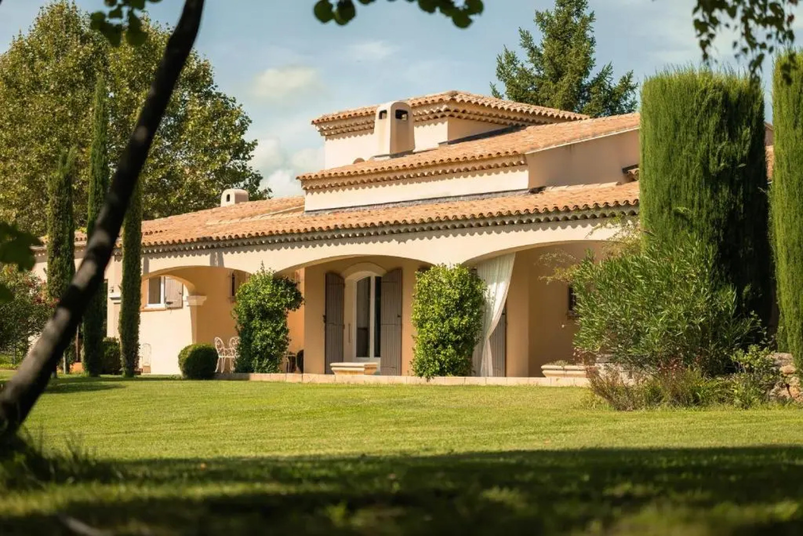 Villa Tessa for 14 people with private pool sauna and gym close to Aix en Provence