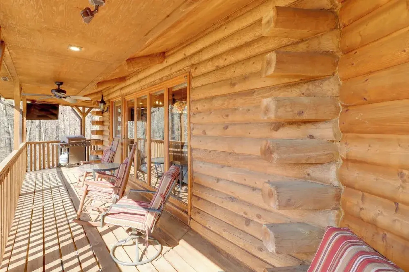 Family-friendly Riverfront Manor on the Little Red