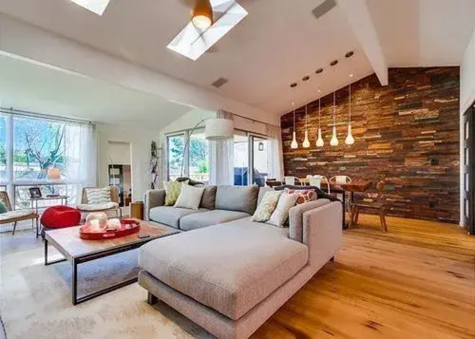 Newly Remodeled Beach 2 Br Condo by RedAwning