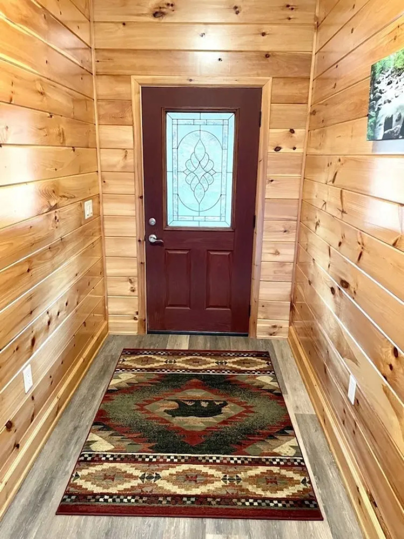 Peaceful family cabin near fishing with over 100 acres of mountain and field trails to explore! 2 Bedroom Cabin by RedAwning