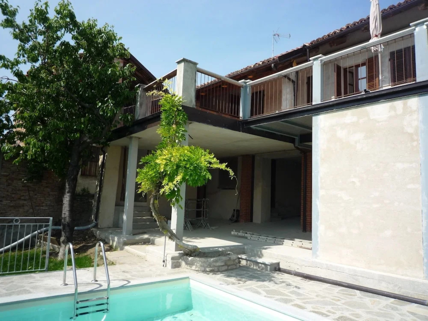 The Vigna del Parroco 2 is a House With two Apartments Located in Serralunga