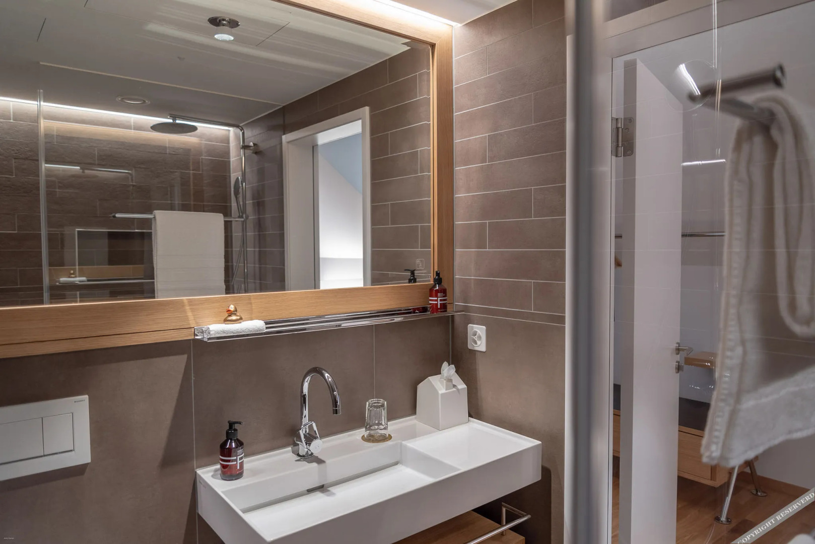 Отель Caspar Swiss Quality