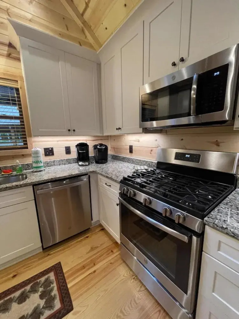 Hollow Tree Hideaway - Coosawattee River Resort