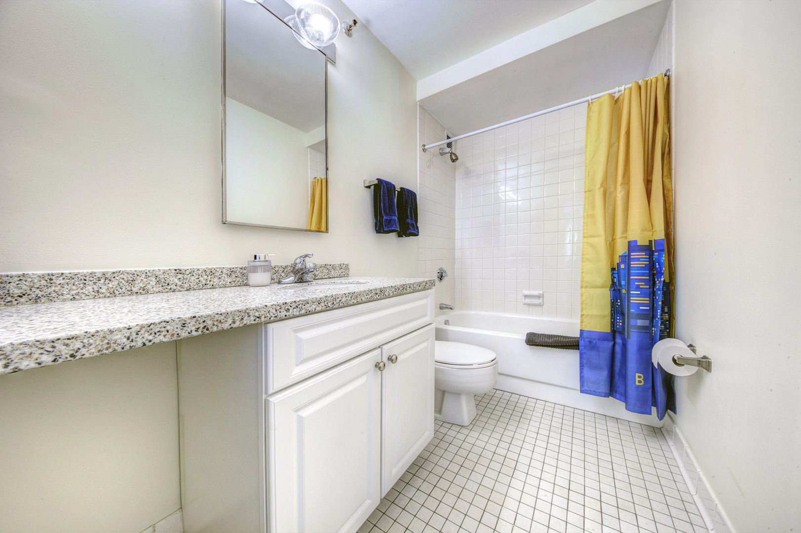 Beautiful, fully equipped, luxury condo!