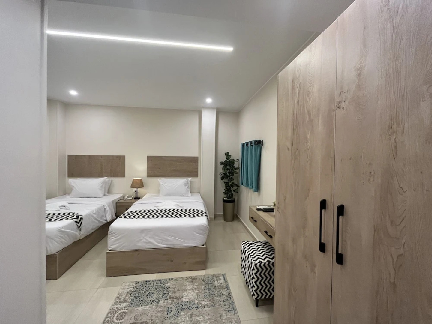 The Gate Hotel Front Pyramids & Sphinx View